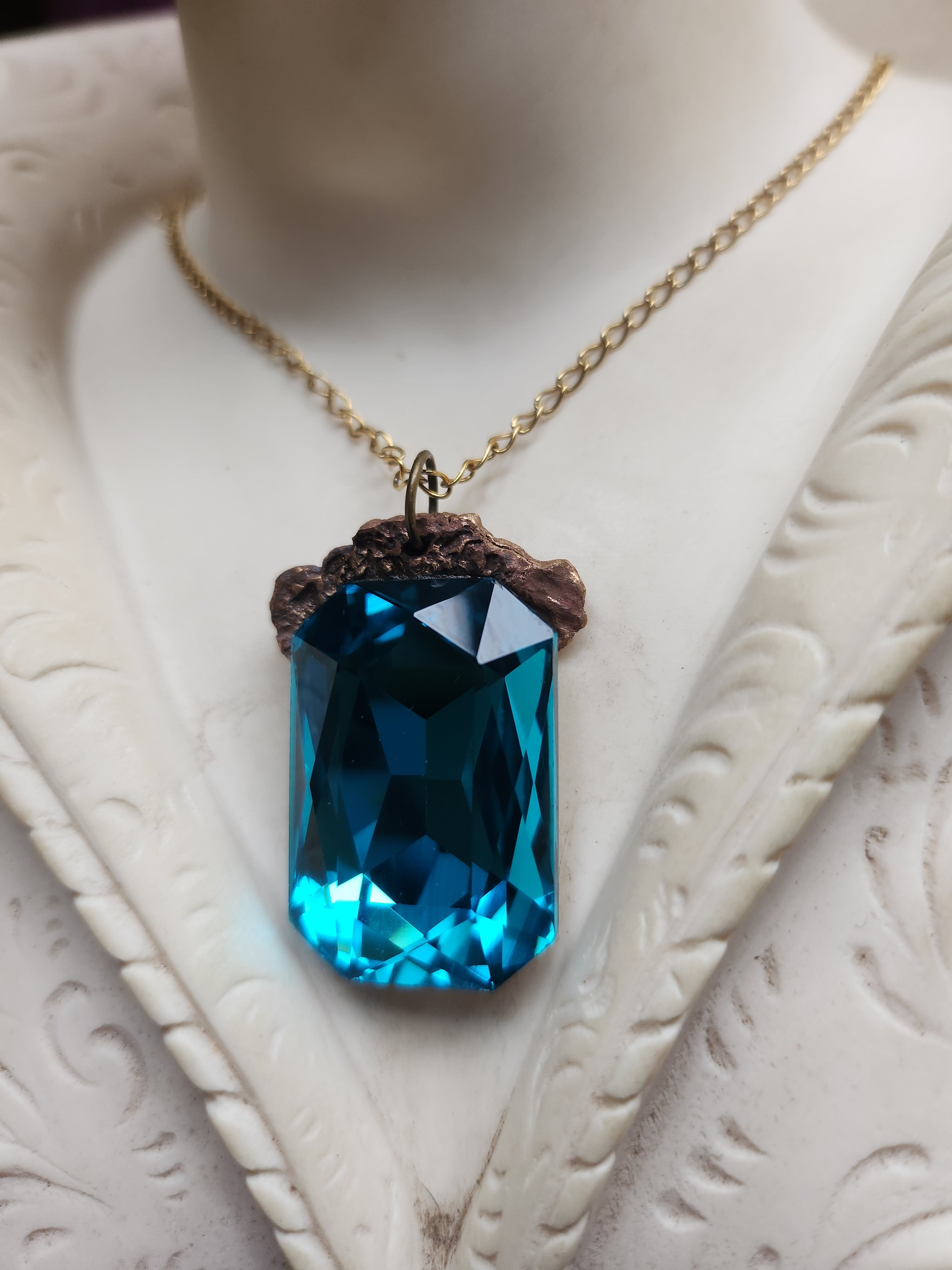 Colección Barroca Mística - Colgante de Bronce Hecho a Mano con Cristal Octogonal Azul Eléctrico