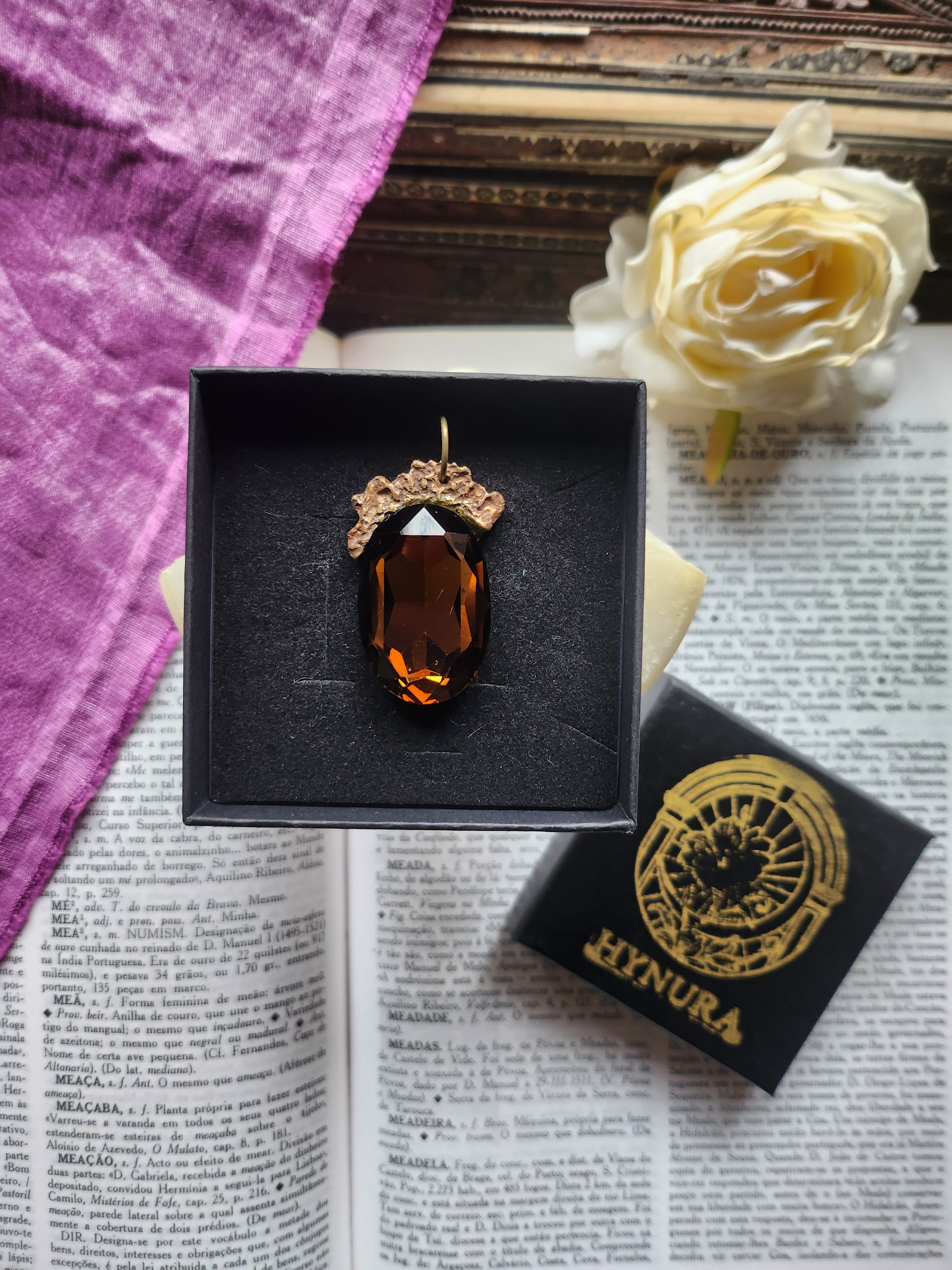 Coleção Barroca Mística – Pendente artesanal em bronze com cristal oval castanho