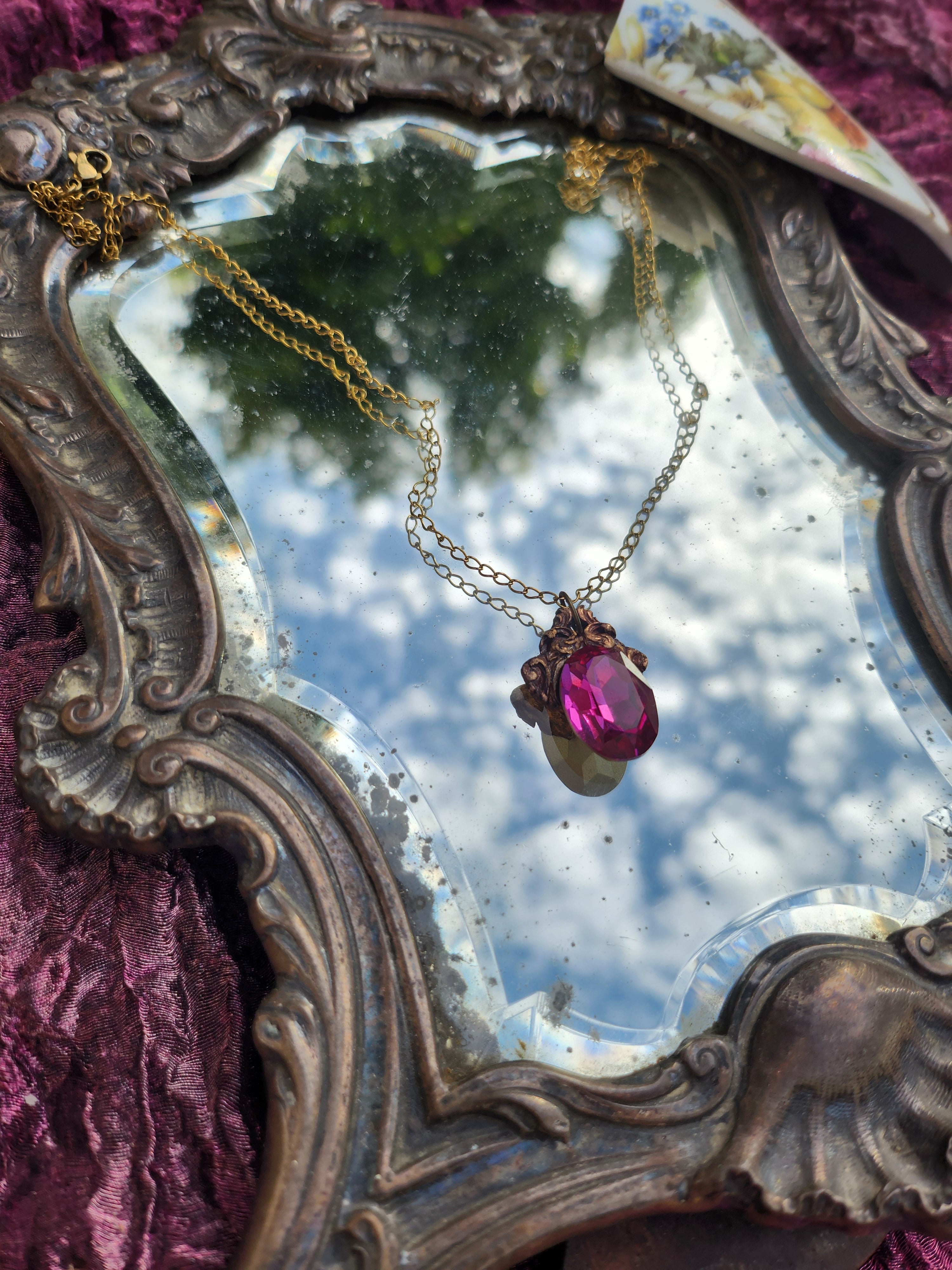 Coleção Ressonância Arcana – Pendente artesanal em bronze com cristal oval fúcsia