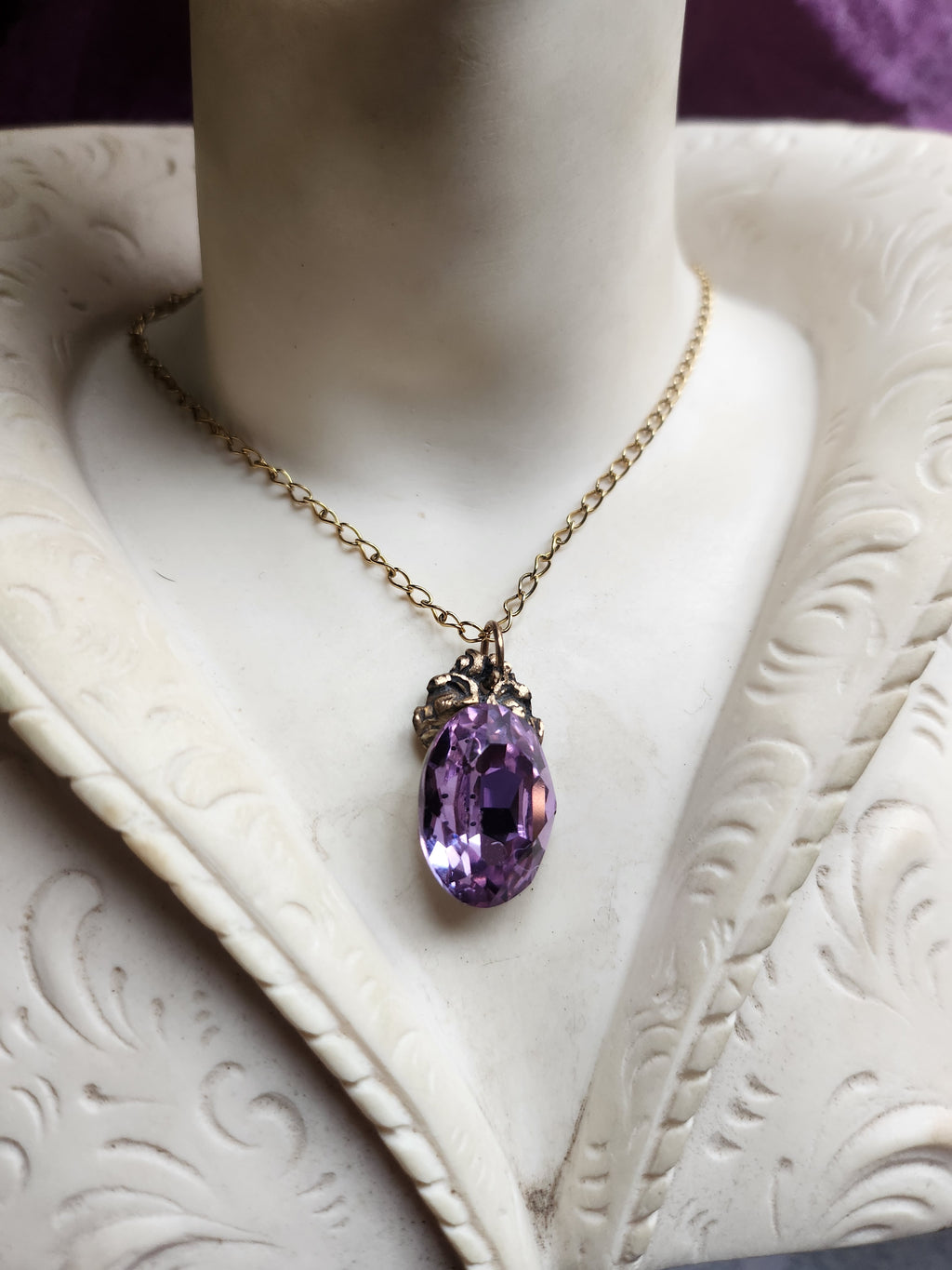 Colección Resonancia Arcana - Pequeño colgante de bronce hecho a mano con cristal ovalado de lavanda