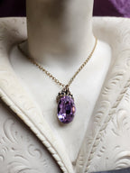 Colección Resonancia Arcana - Pequeño colgante de bronce hecho a mano con cristal ovalado de lavanda