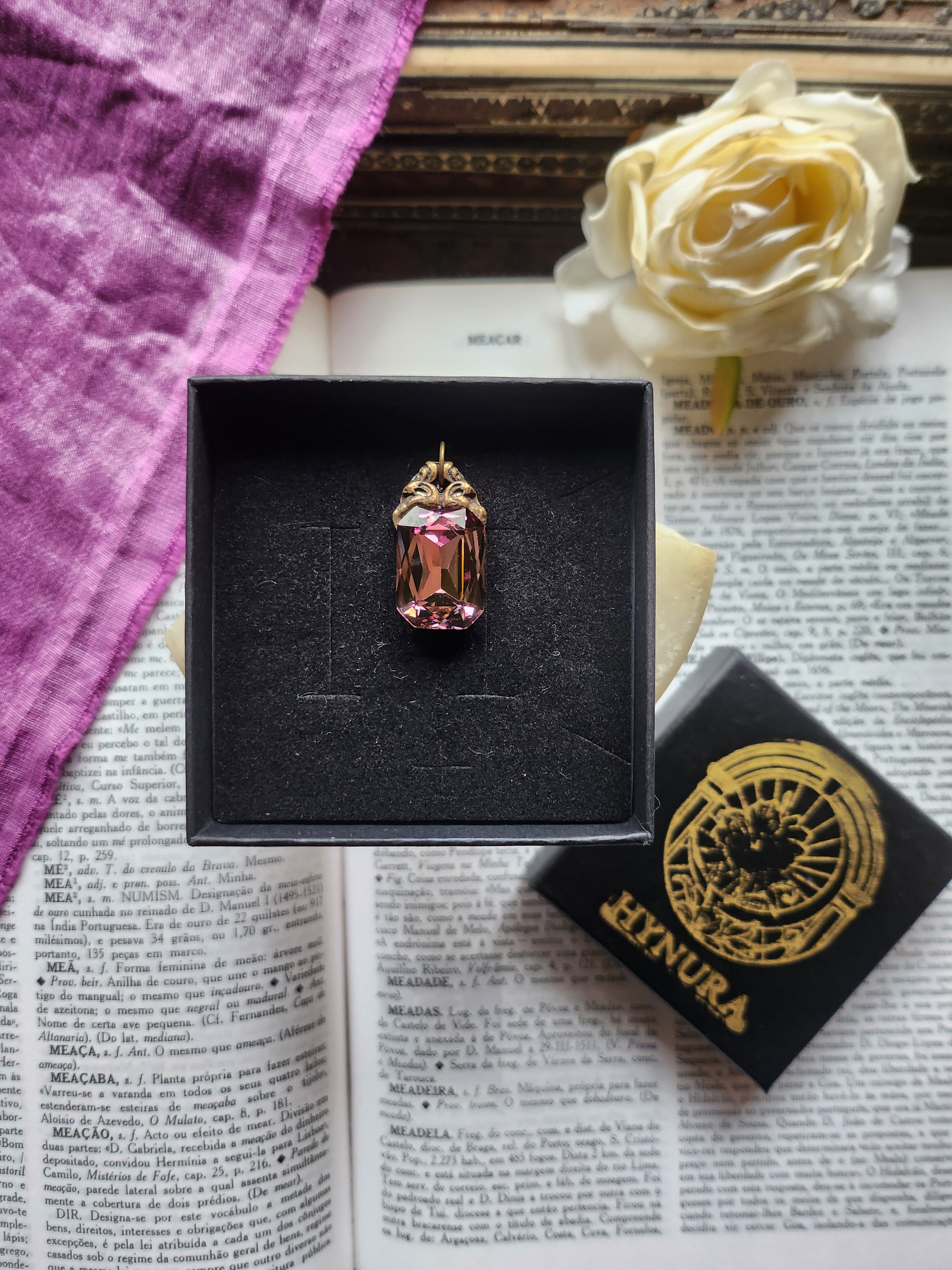 Coleção Ressonância Arcana – Pendente artesanal em bronze com cristal octogonal rosa-pó