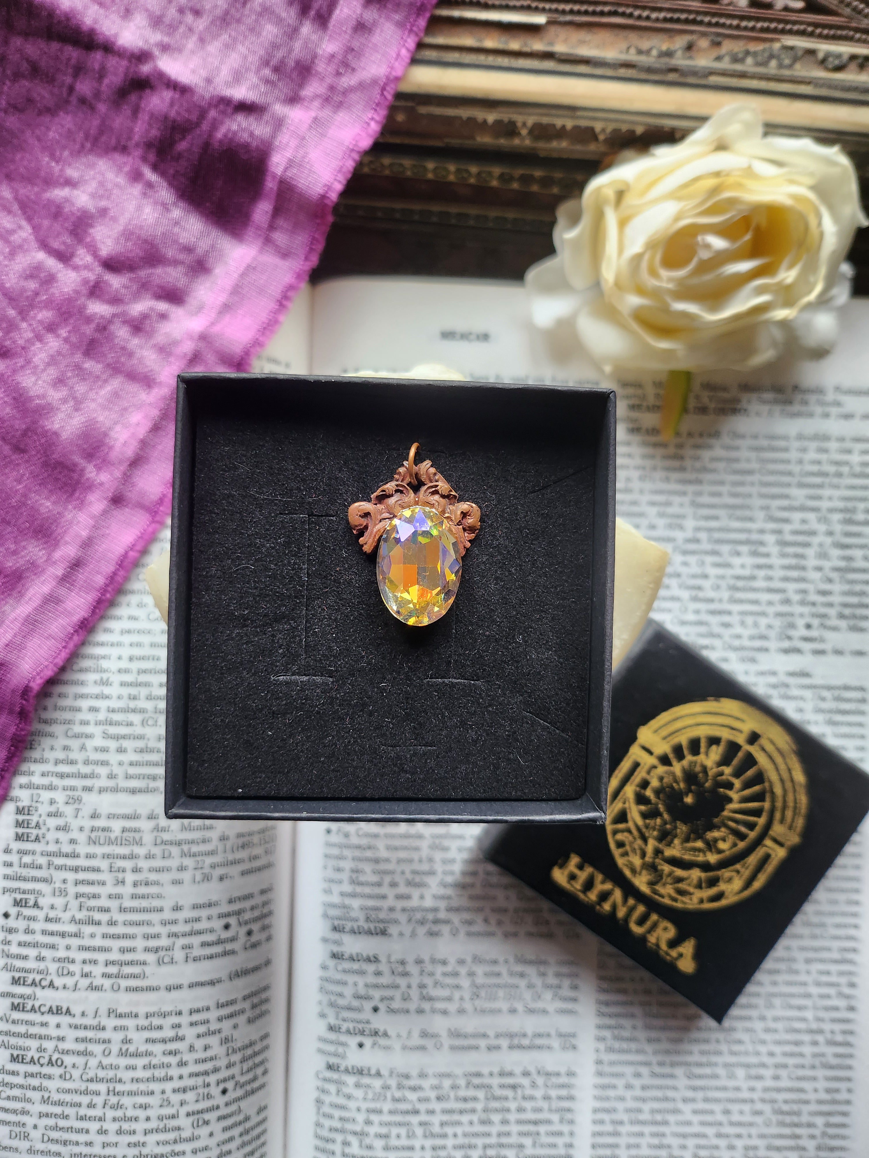 Coleção Ressonância Arcana – Pendente de cobre feito à mão com cristal oval iridescente