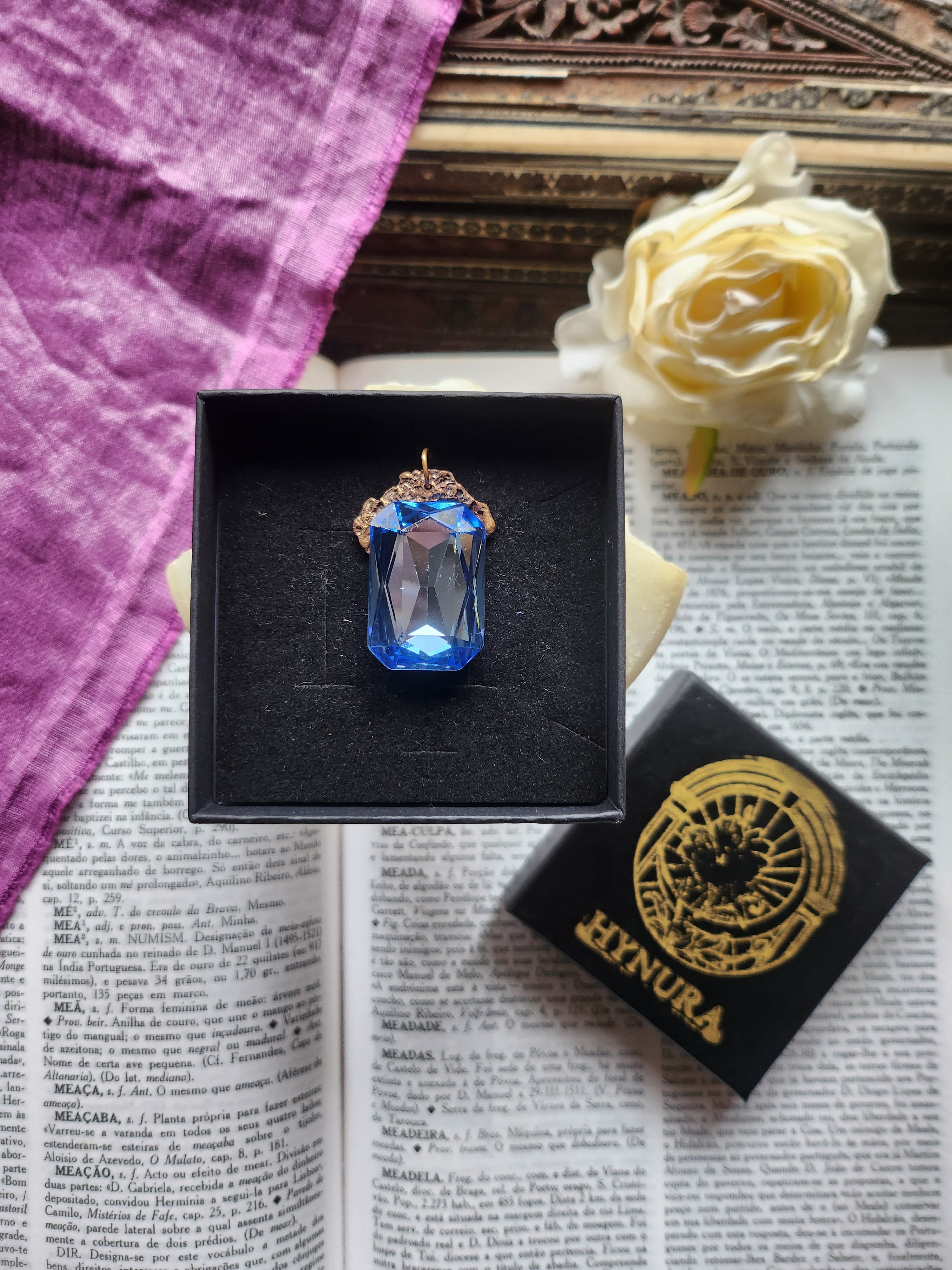 Colección Barroca Mística - Colgante de Bronce Hecho a Mano con Cristal Octogonal Azul Claro