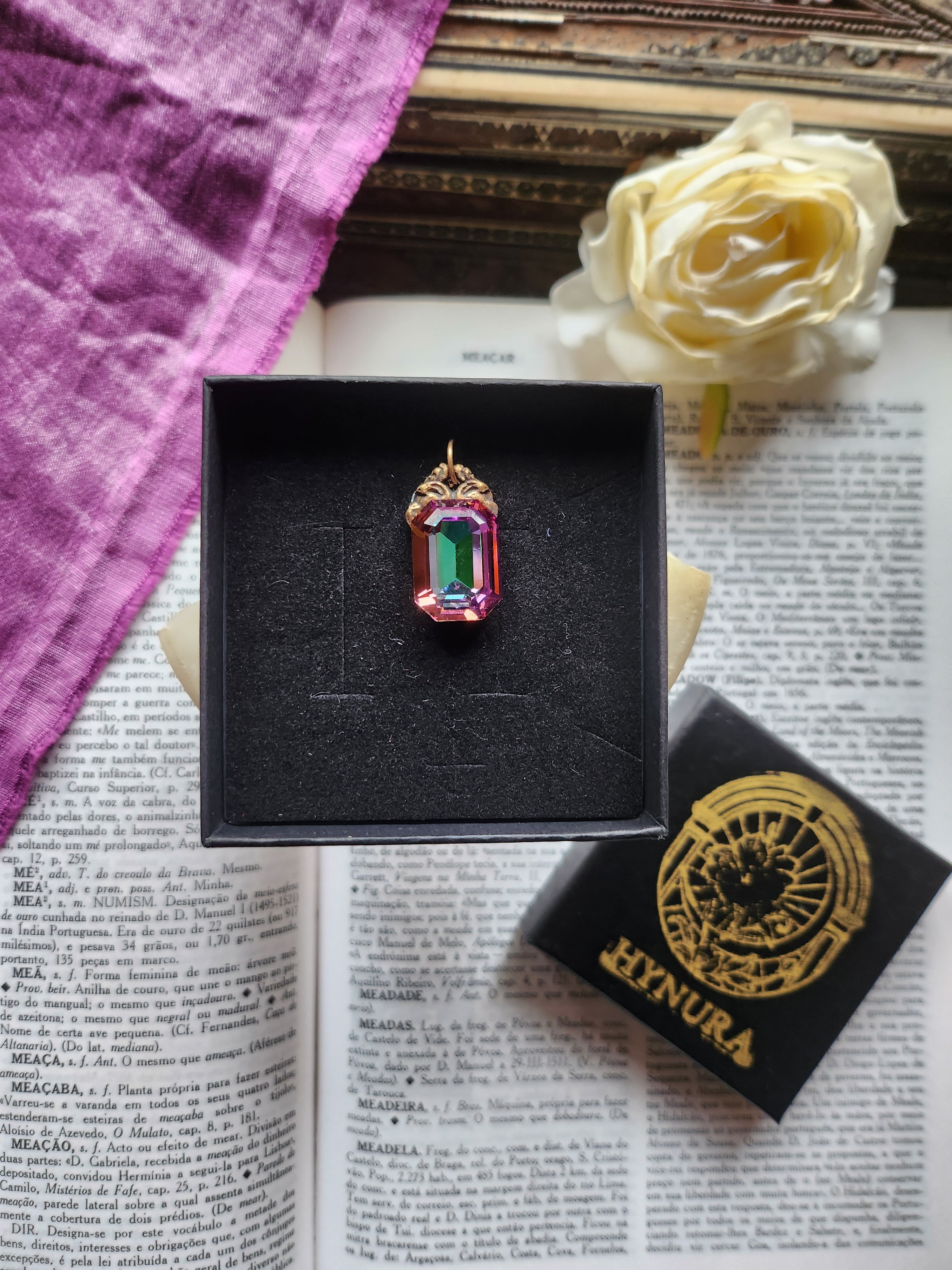 Coleção Ressonância Arcana – Pendente artesanal em bronze com cristal octogonal multicolorido
