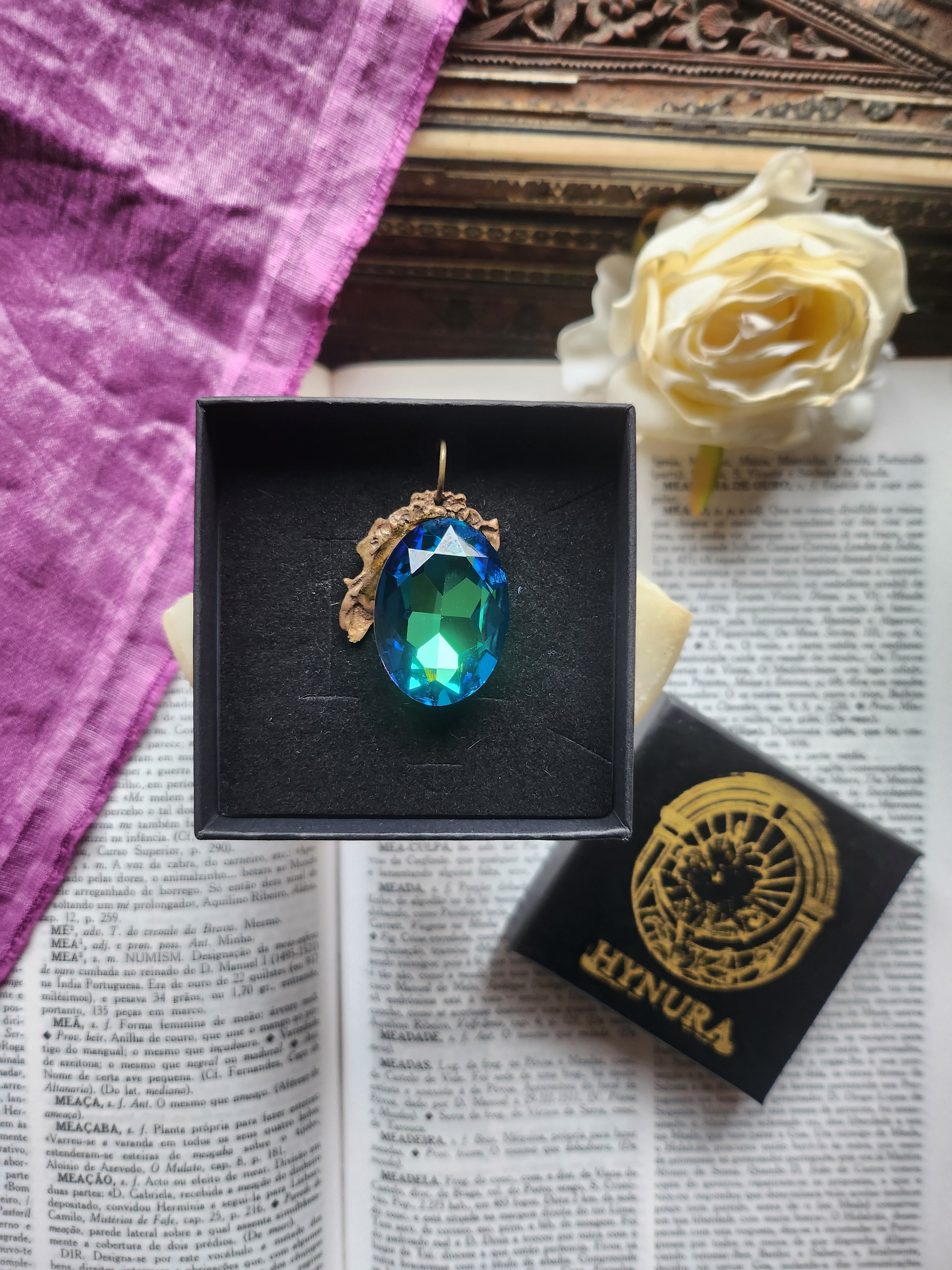 Coleção Barroca Mística – Pendente artesanal em bronze com cristal oval azul elétrico