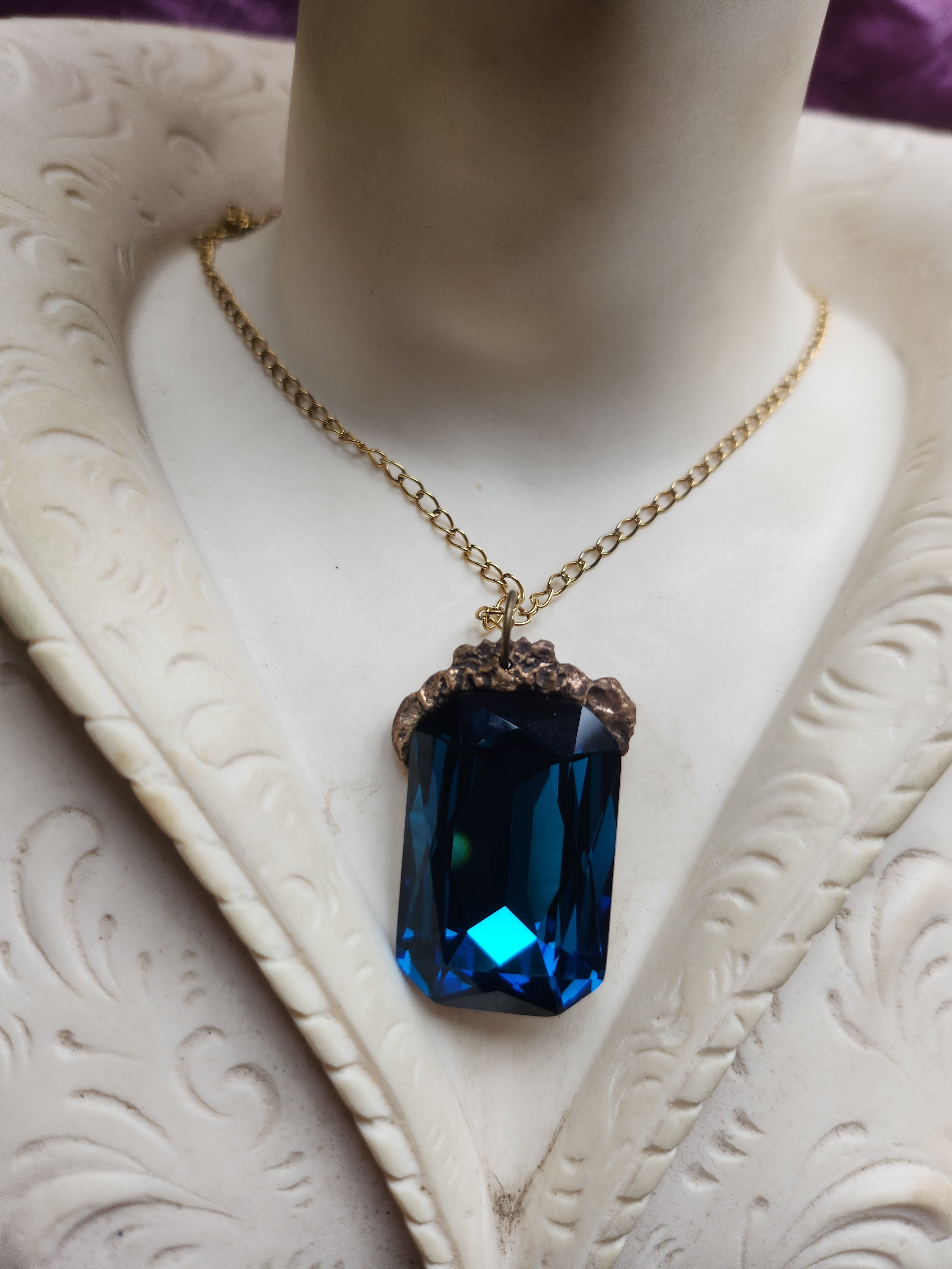 Colección Barroca Mística - Colgante de Bronce Hecho a Mano con Cristal Octogonal Azul Profundo