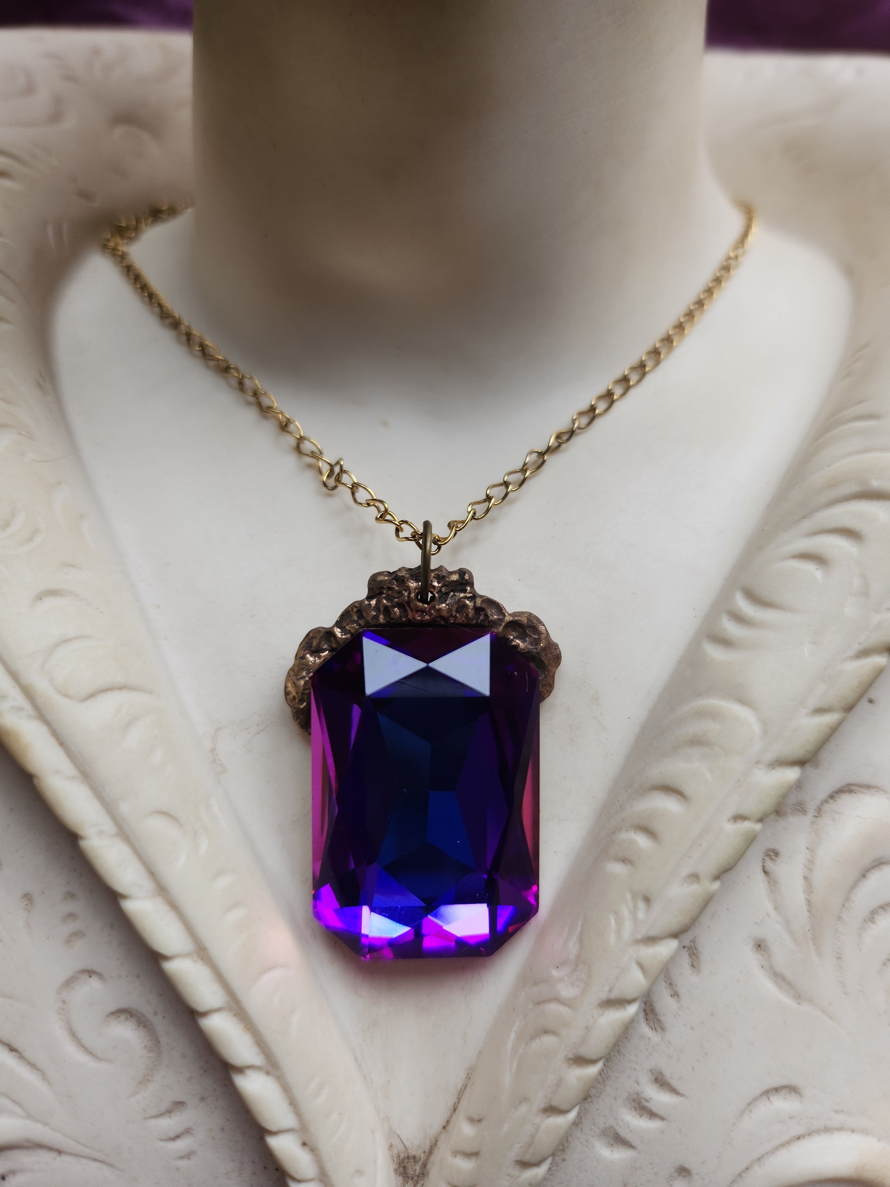 Colección Barroca Mística - Colgante de Bronce Hecho a Mano con Cristal Octogonal Morado Eléctrico