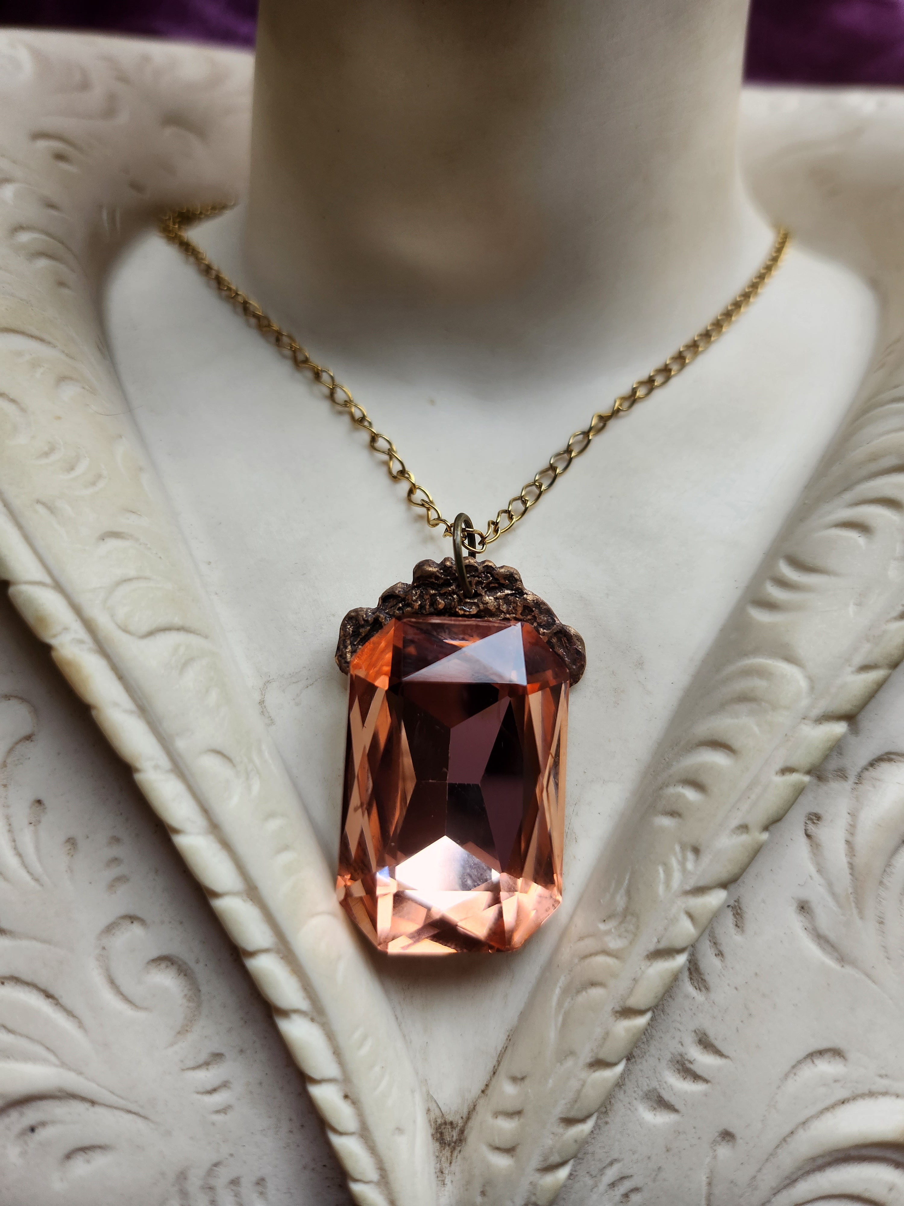 Colección Barroco Místico - Colgante de Bronce Hecho a Mano con Cristal Octogonal Salmón