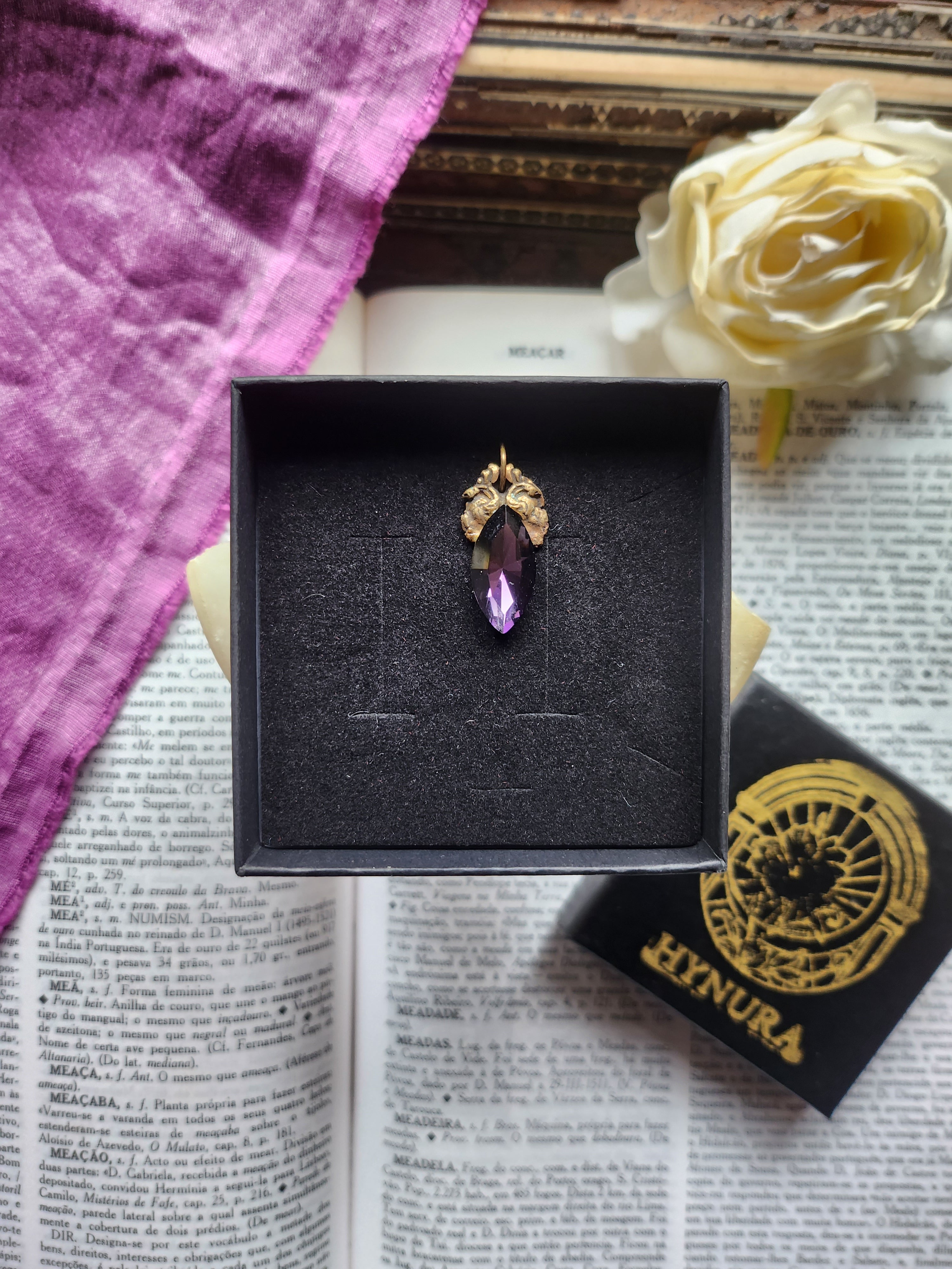 Coleção Ressonância Arcana – Pendente artesanal em bronze com cristal Navette roxo