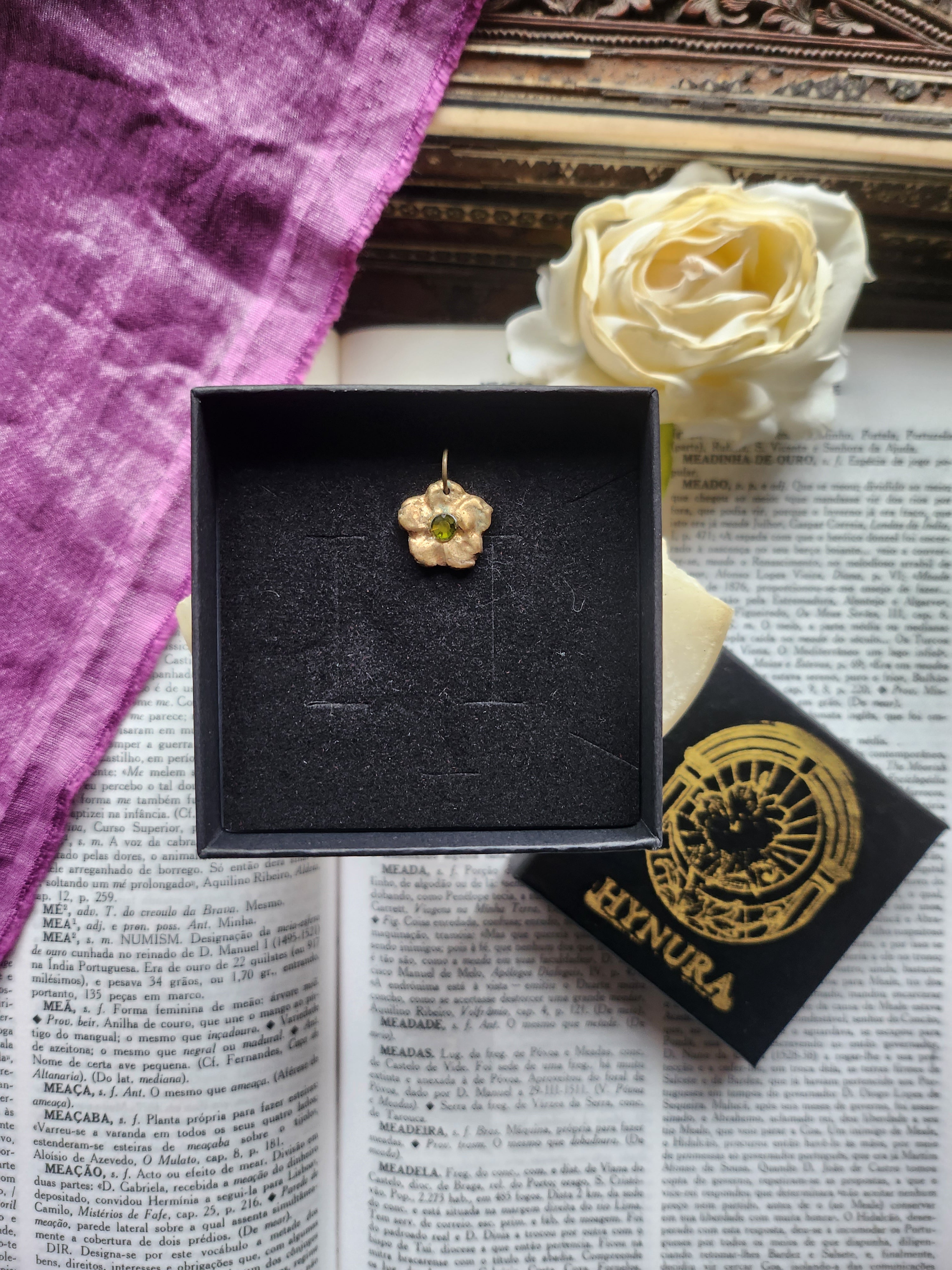 Coleção Flor Eterna – Pendente Flor em Bronze Feito à Mão com Cristal Verde