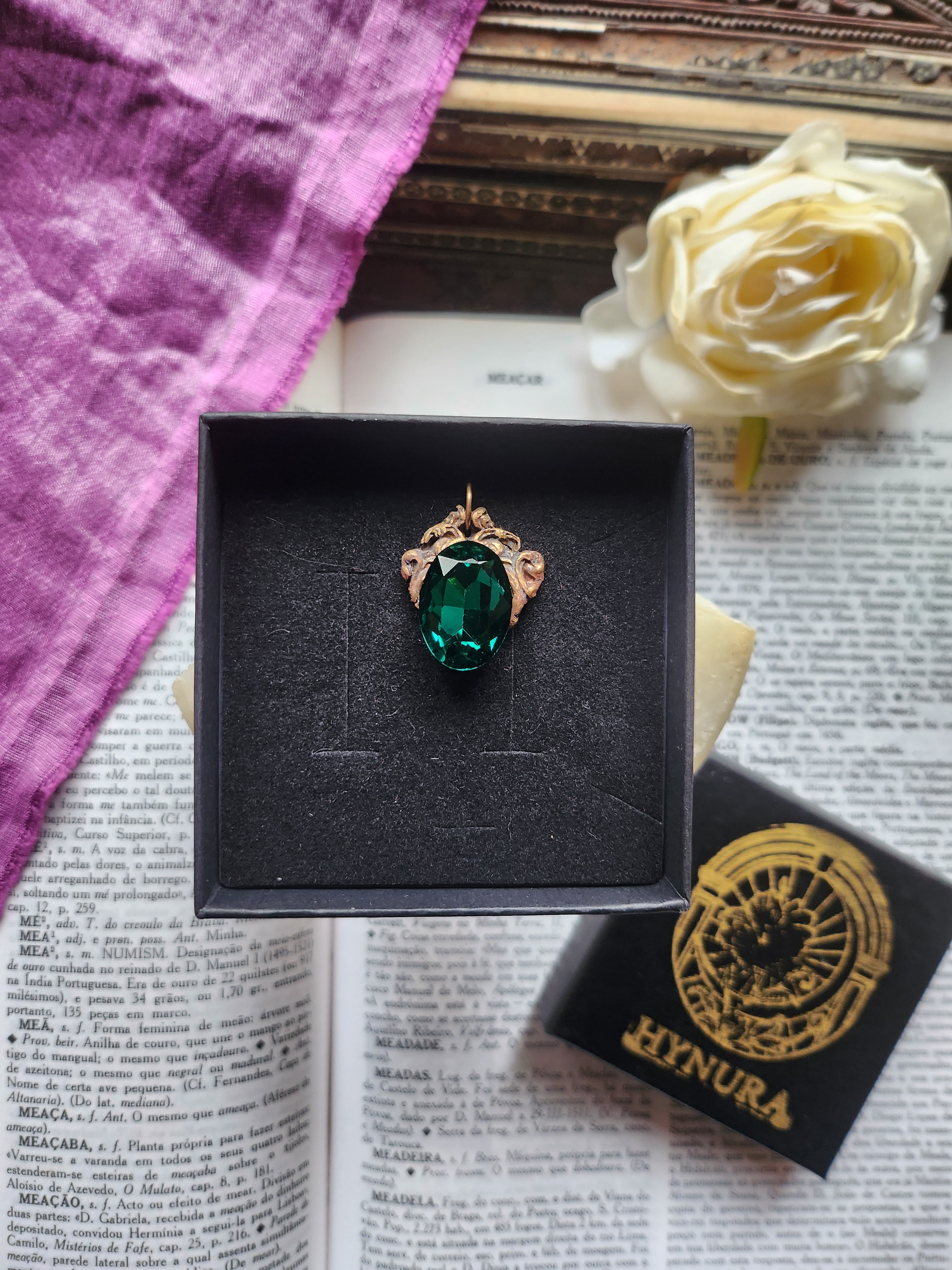 Coleção Ressonância Arcana – Pendente artesanal em bronze com cristal oval verde esmeralda