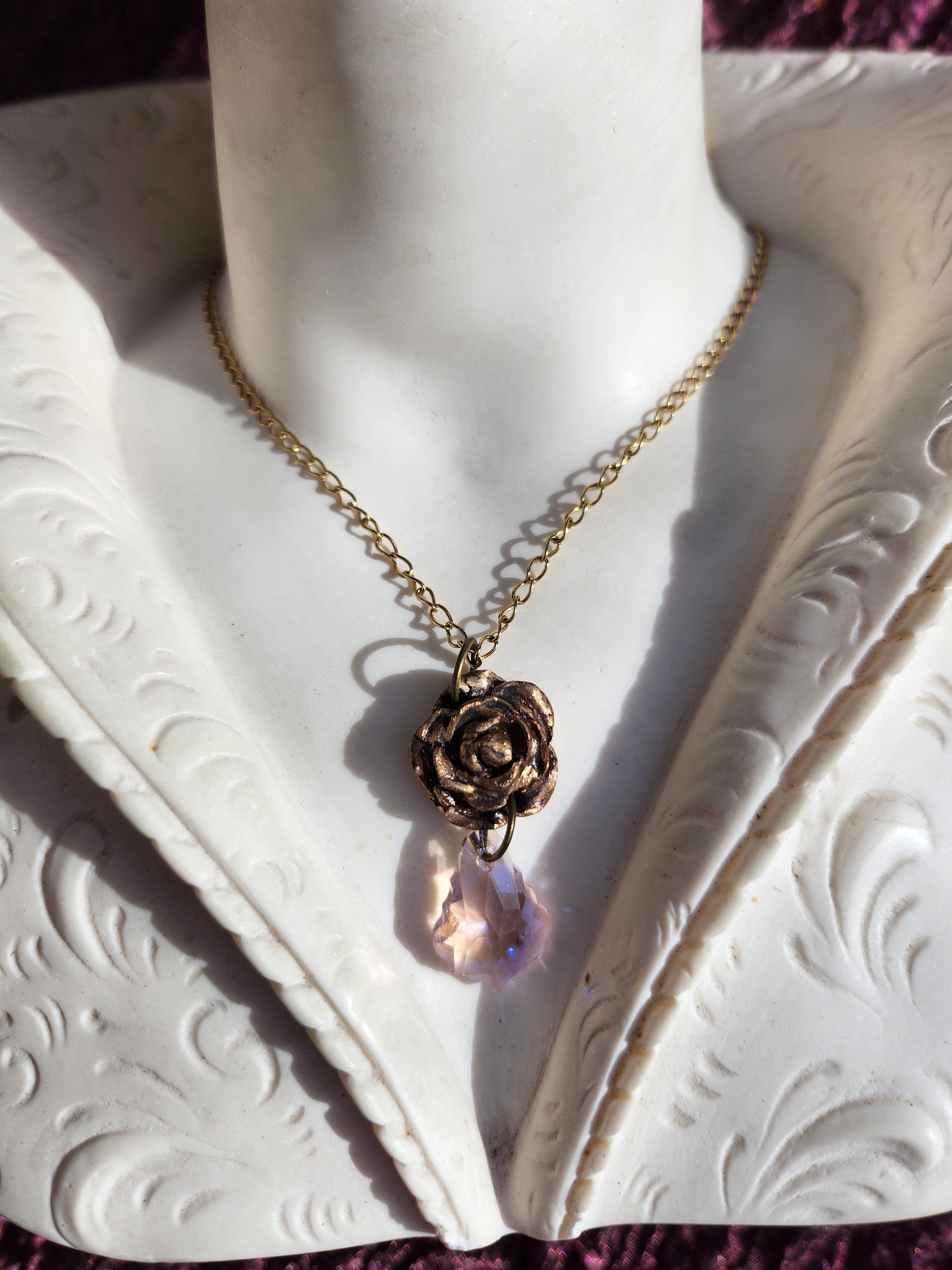 Colección Rosarium - Colgante de rosa de bronce hecho a mano con cristal rosa.