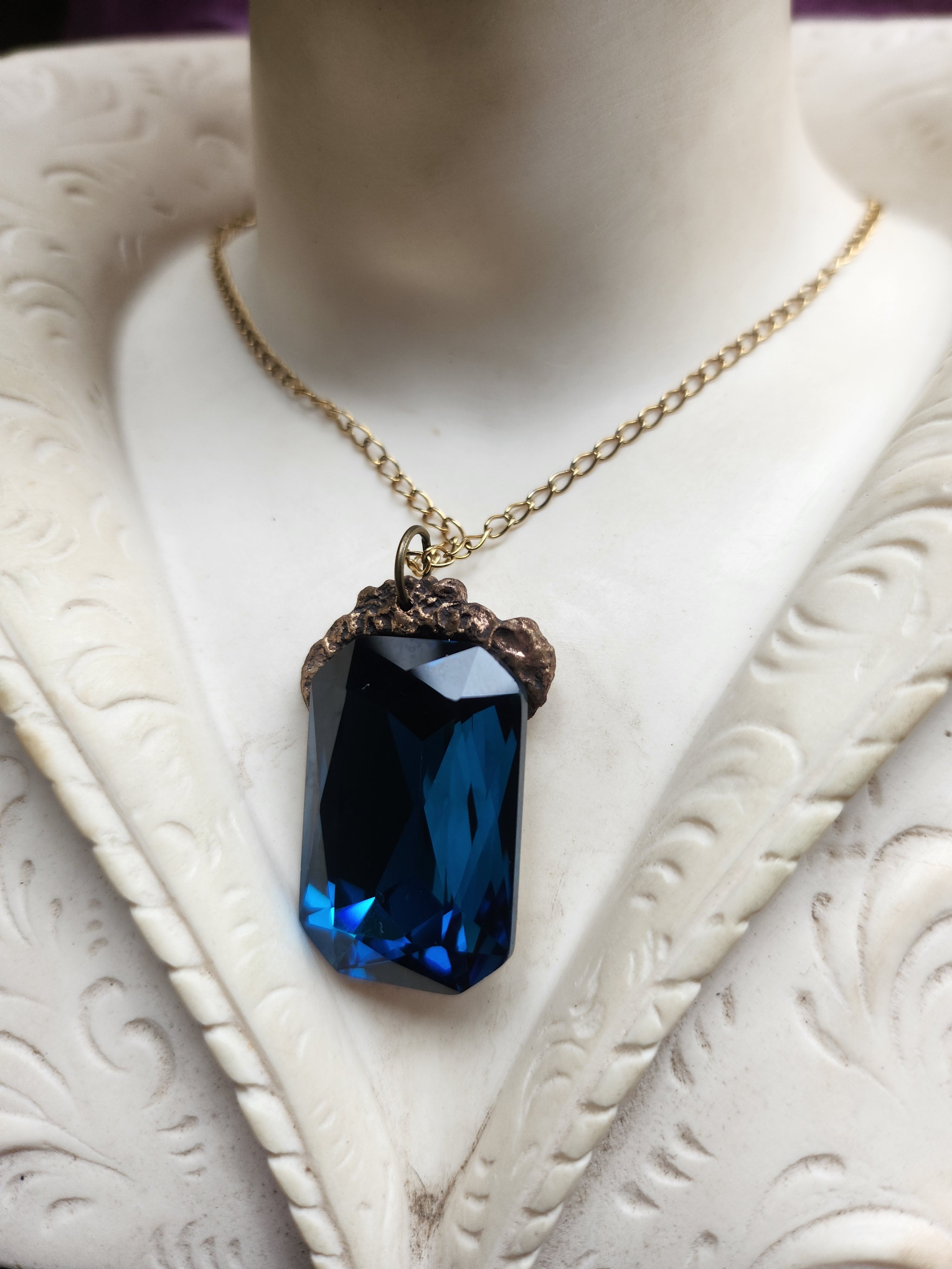 Colección Barroca Mística - Colgante de Bronce Hecho a Mano con Cristal Octogonal Azul Profundo
