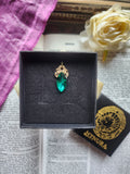 Colección Resonancia Arcana – Colgante de Bronce Hecho a Mano con Cristal Navette Verde Esmeralda