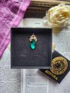Colección Resonancia Arcana – Colgante de Bronce Hecho a Mano con Cristal Navette Verde Esmeralda