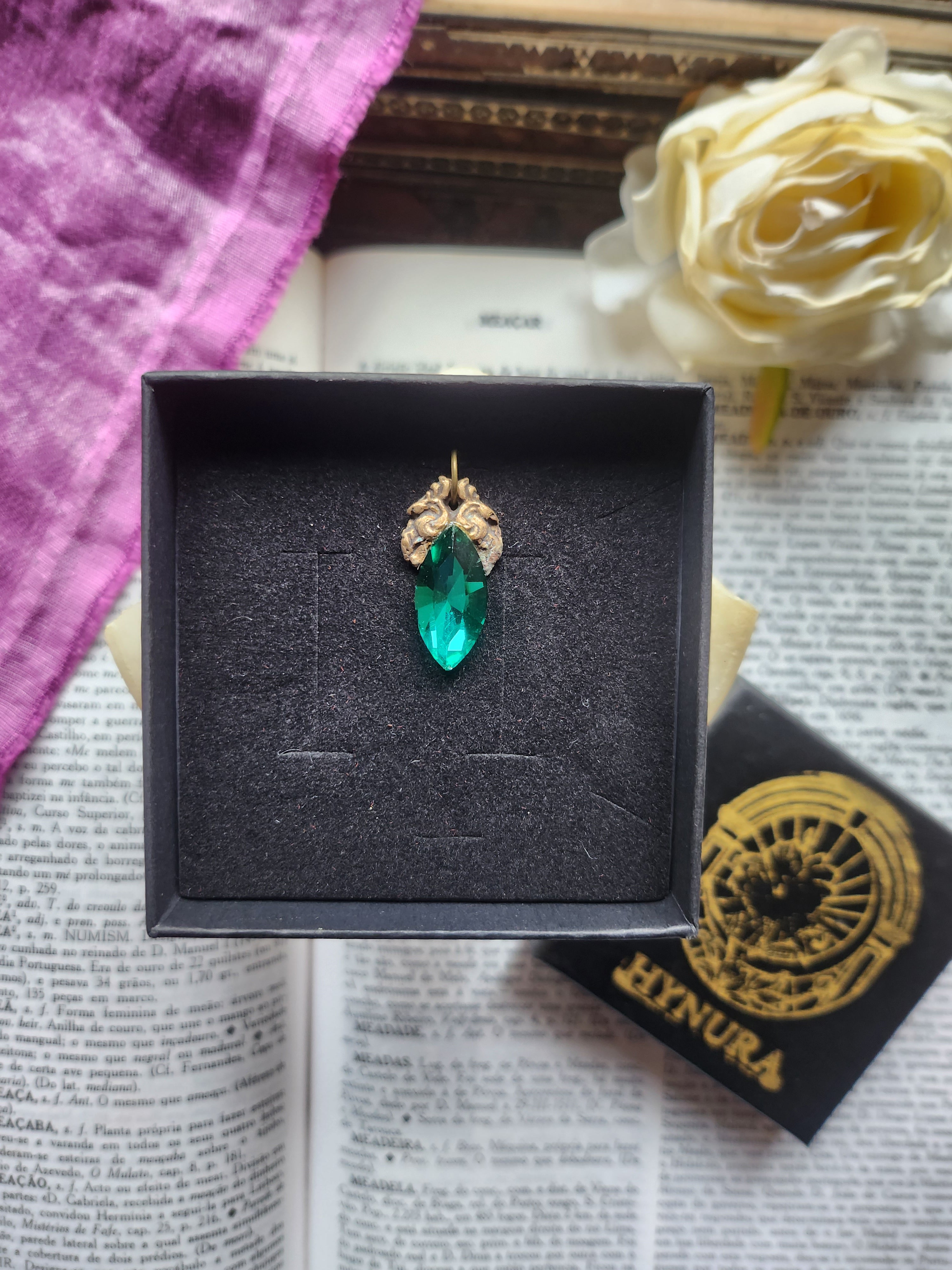 Coleção Ressonância Arcana – Pendente artesanal em bronze com cristal Navette verde esmeralda