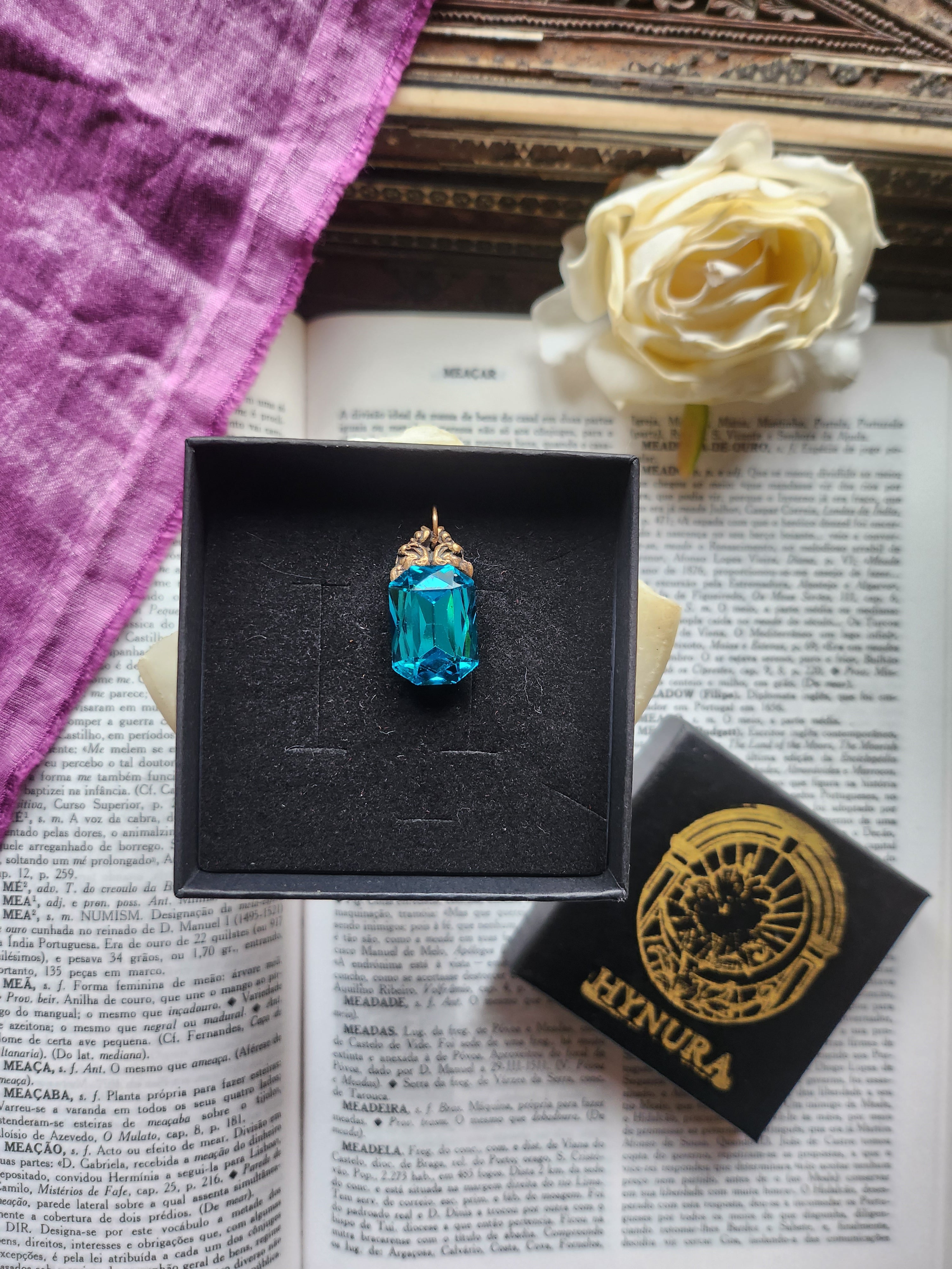 Coleção Ressonância Arcana – Pendente artesanal em bronze com cristal octogonal azul elétrico