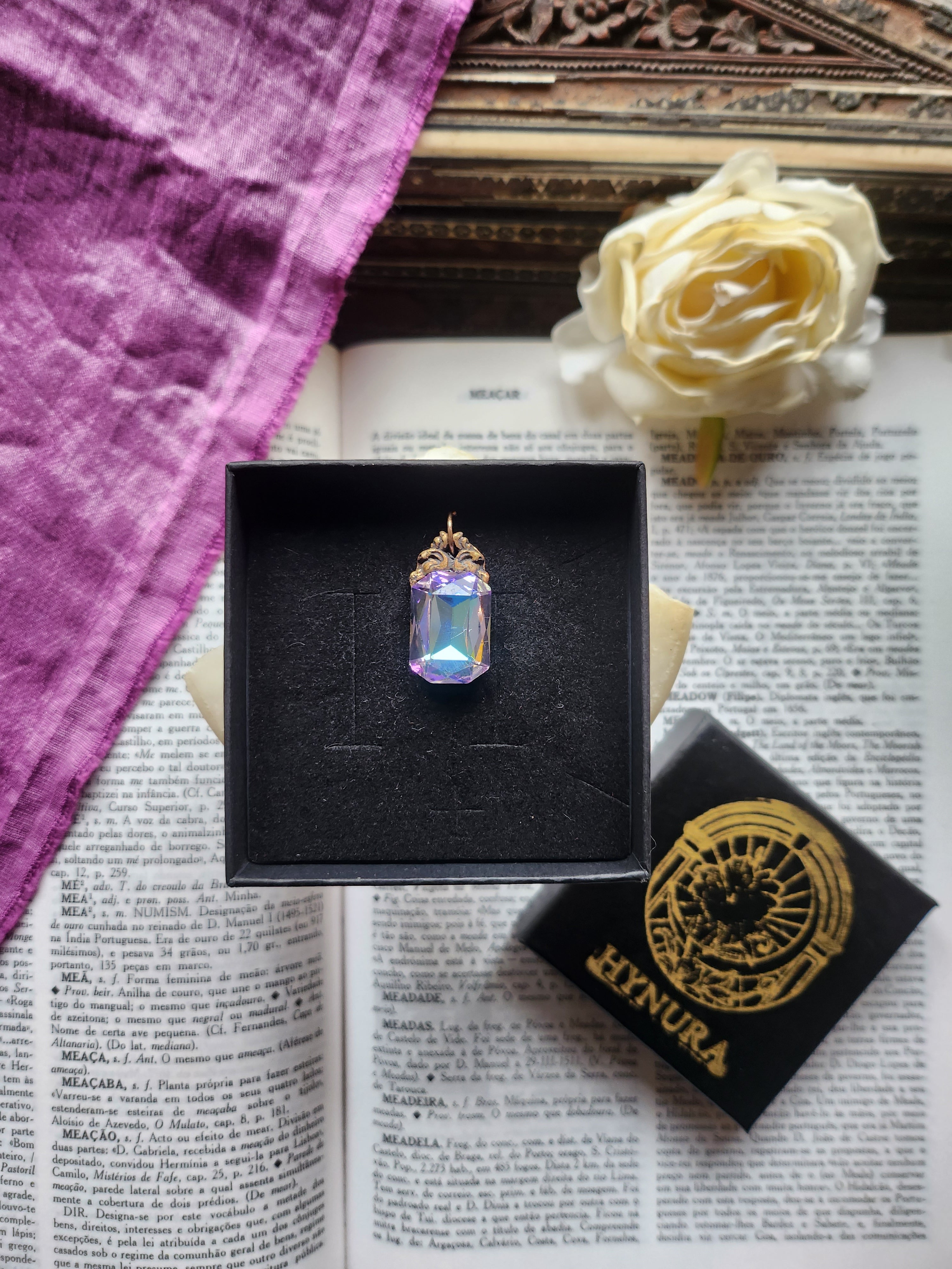 Coleção Ressonância Arcana – Pendente artesanal em bronze com cristal octogonal rosa e azul