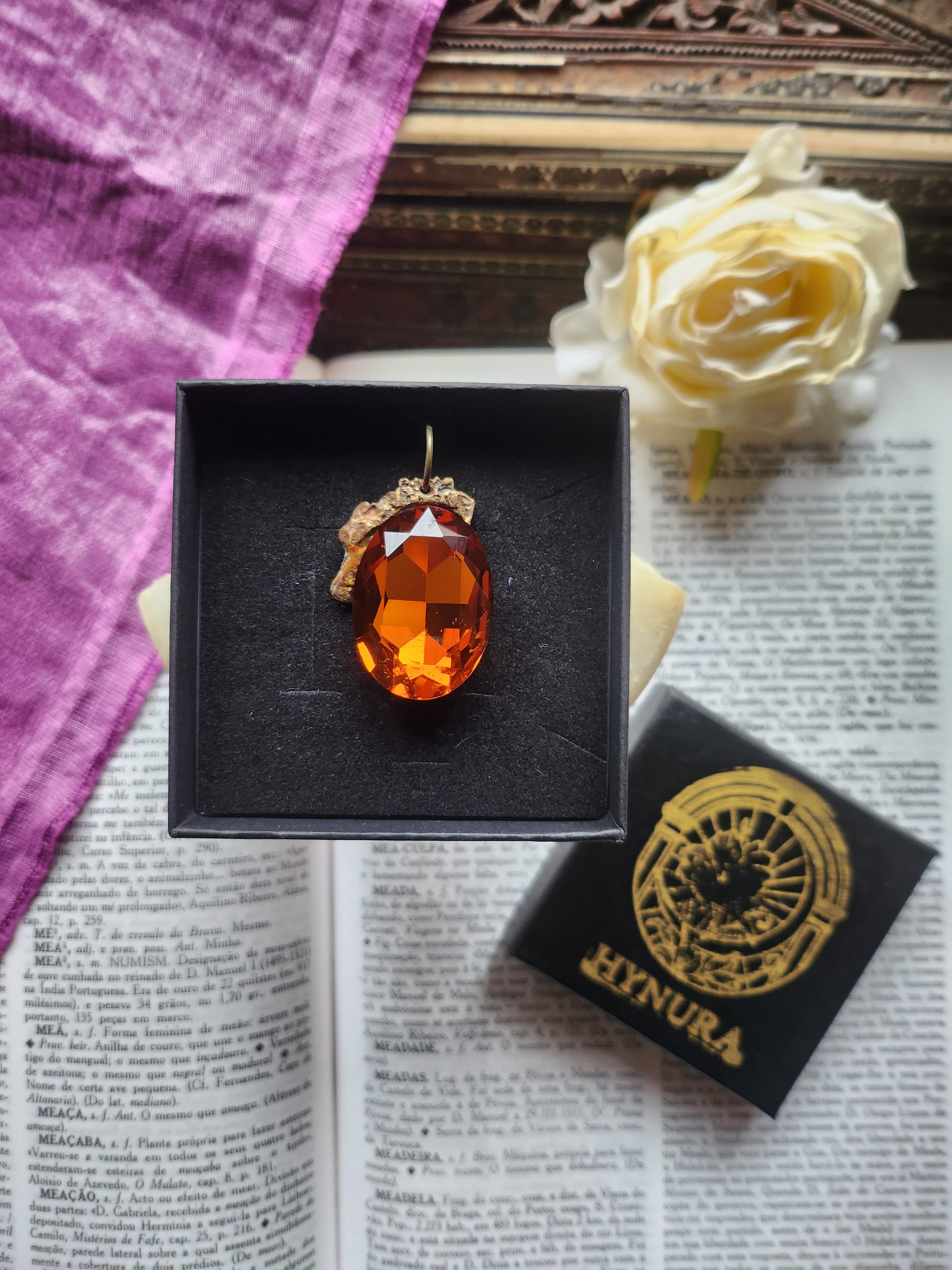 Coleção Barroca Mística – Pendente artesanal em bronze com cristal oval âmbar